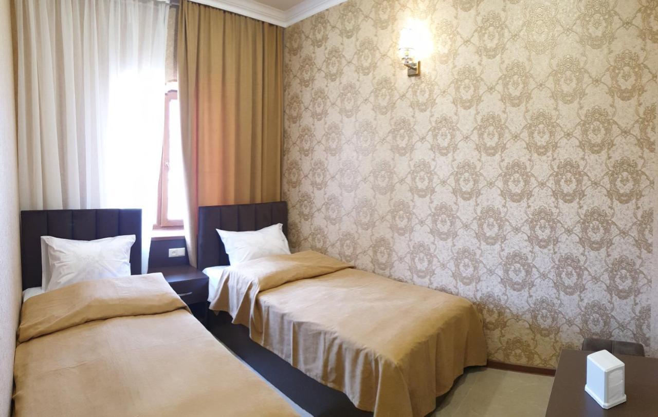 Khrchit Hotell Martuni Exteriör bild