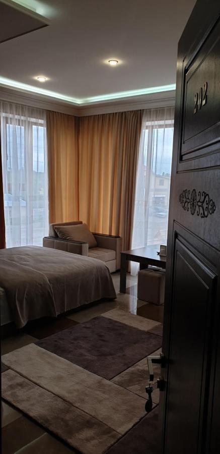 Khrchit Hotell Martuni Exteriör bild