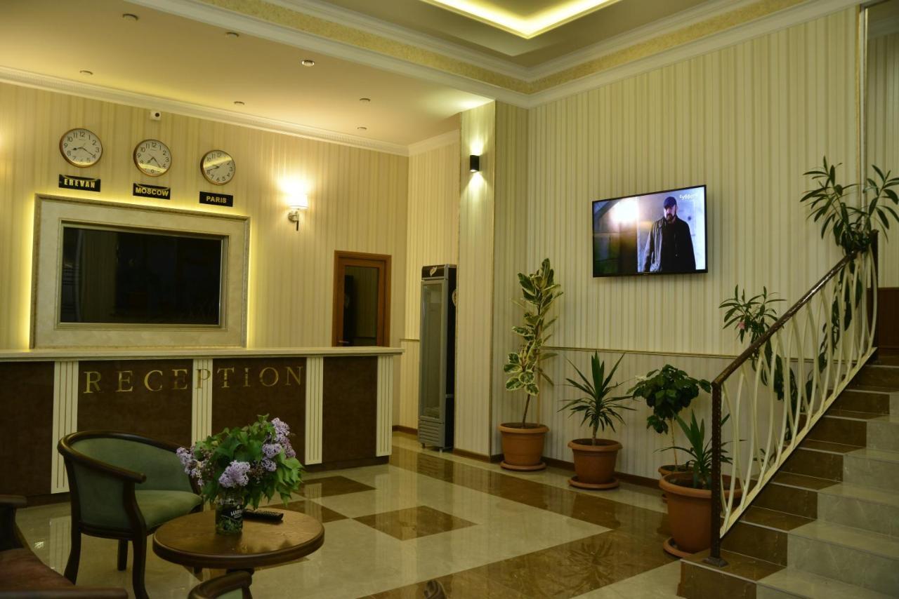 Khrchit Hotell Martuni Exteriör bild