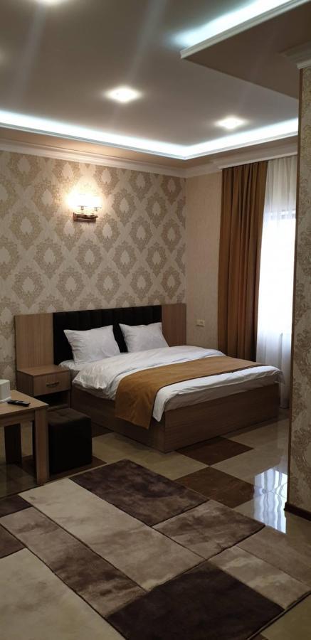 Khrchit Hotell Martuni Exteriör bild