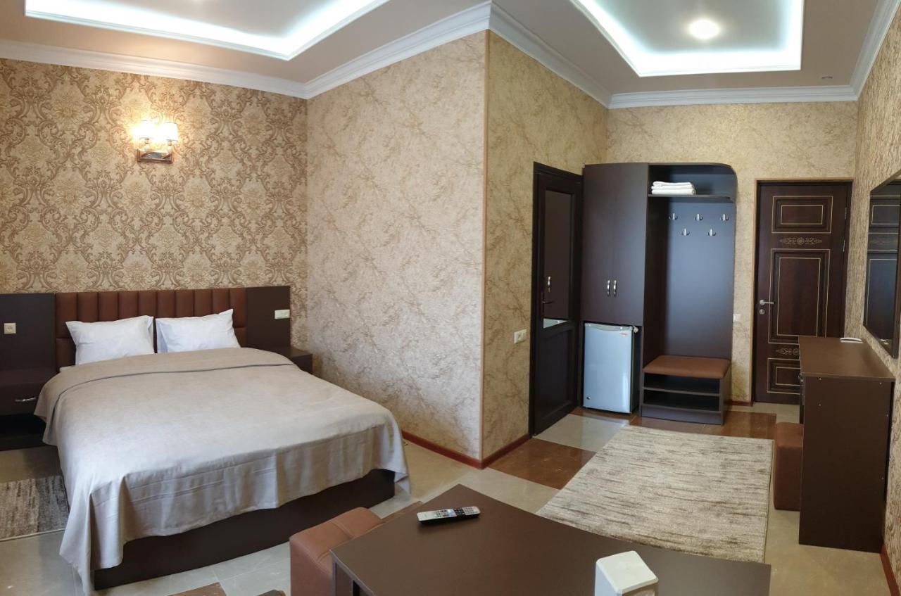 Khrchit Hotell Martuni Exteriör bild